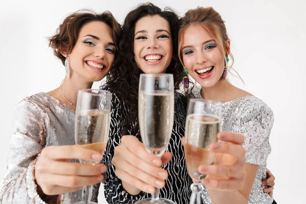 Jovens mulheres felizes amigos posando isolado sobre fundo da parede branca. em uma festa . — Fotografia de Stock