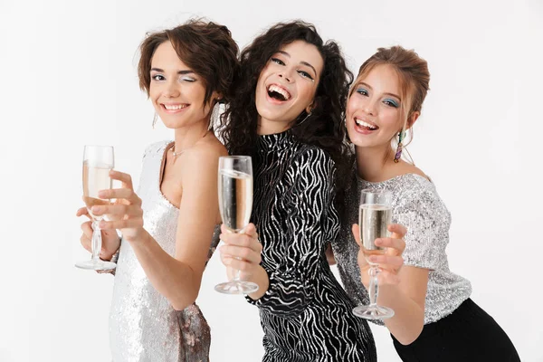 Jovens mulheres felizes amigos posando isolado sobre fundo da parede branca. em uma festa . — Fotografia de Stock