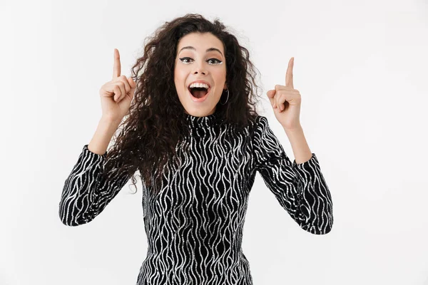 Retrato de uma mulher atraente alegre vestindo roupas brilhantes — Fotografia de Stock