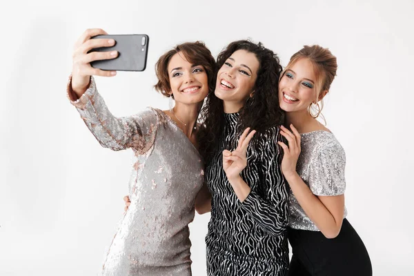 Jonge gelukkig vrouwen vrienden poseren geïsoleerd over witte muur achtergrond. op een feestje. — Stockfoto