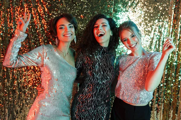 Tres mujeres hermosas y alegres con ropa brillante — Foto de Stock