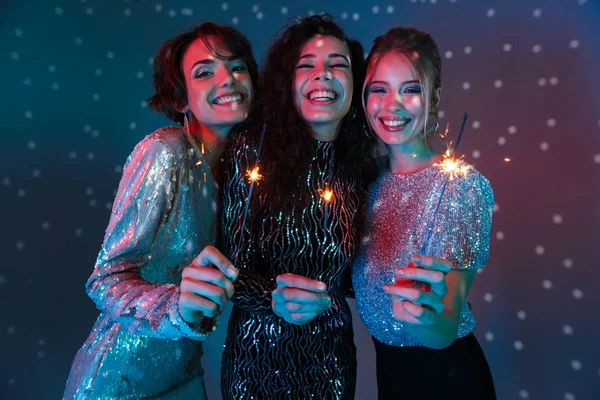 Drie vrolijke mooie vrouwen dragen van lichte kleding — Stockfoto