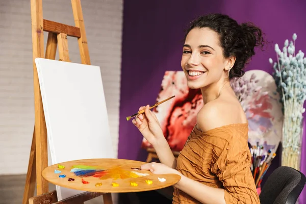 Kreativ vacker kvinna målning hemma — Stockfoto