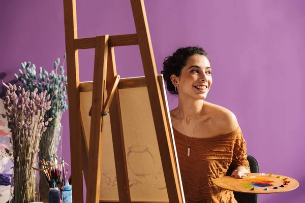 Креативна красива жінка малює вдома — стокове фото