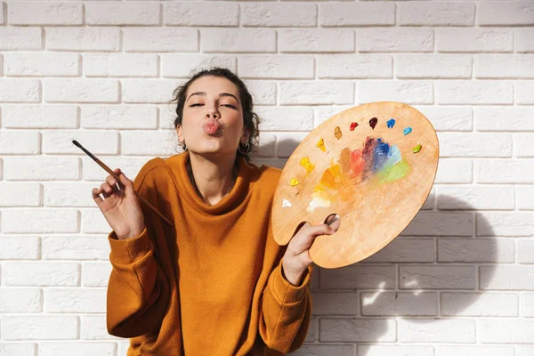 Härlig konstnärlig kvinna som håller färgpalett för målning — Stockfoto