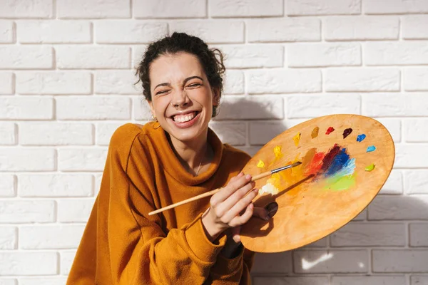 Resim için renk paleti tutan güzel sanatsal kadın — Stok fotoğraf
