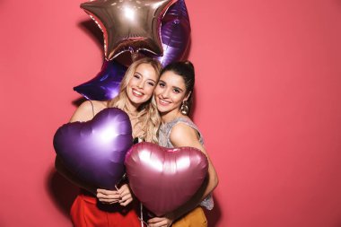 Görüntü iki neşeli Kız 20'li yaşlarda şık kıyafet gülüyor ve hol