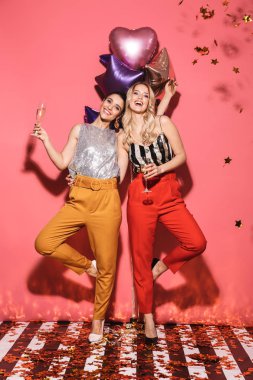 Şık kıyafet Festival tutan iki güzel kadınlar 20'li yaşlarda fotoğrafı 