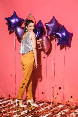 Neşeli kadın 20'li yaşlarda şık kıyafeti şampanya içme portresi