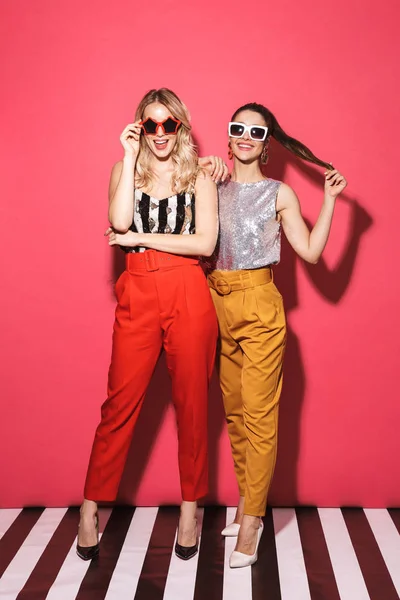Largura completa foto de dos mujeres caucásicas de 20 años en traje de moda sm — Foto de Stock