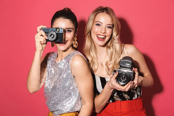 Immagine di due adorabili ragazze 20s in tenuta vestito elegante e ph — Foto Stock