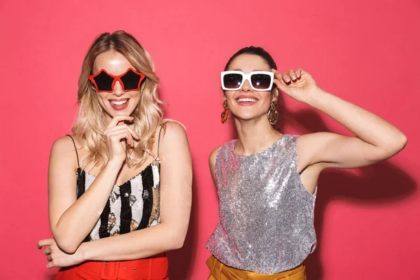 Foto de duas mulheres de 20 anos elegantes em roupas da moda e óculos de sol smil — Fotografia de Stock