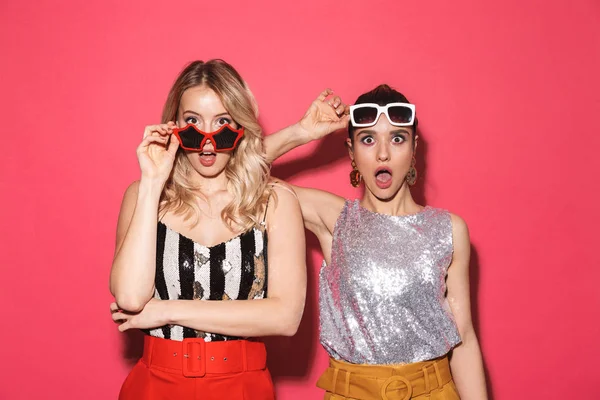Foto av två förvånad kvinnor 20s i trendig outfit och solglasögon — Stockfoto