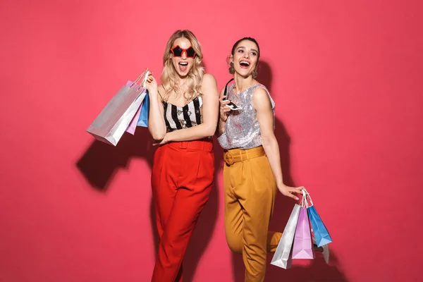 Foto de dos mujeres modernas de 20 años en traje de moda y gafas de sol ho — Foto de Stock