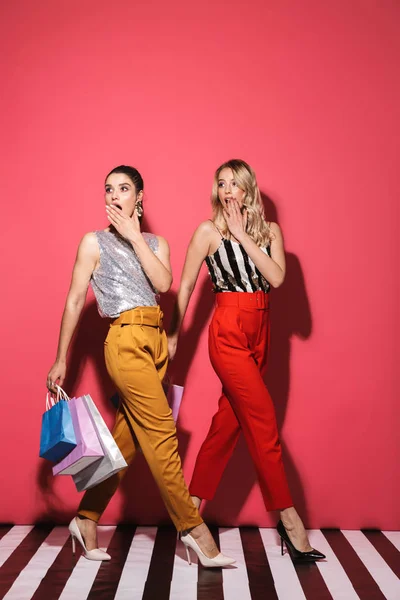 Foto a figura intera di due donne moderne 20s in abito alla moda walki — Foto Stock