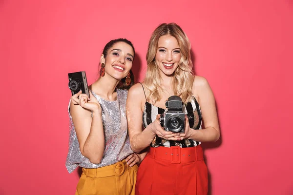 Imagen de dos niñas alegres de 20 años en ropa elegante celebración y fot — Foto de Stock