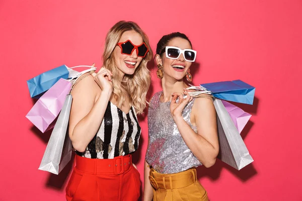 Фото двох елегантних жінок 20-х у модному вбранні та сонцезахисних окулярах h — стокове фото