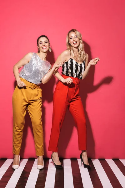 Foto a figura intera di due belle donne 20s in abito alla moda sm — Foto Stock