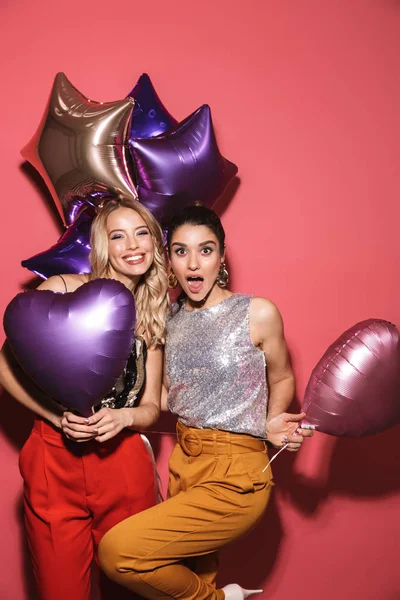Immagine di due belle ragazze 20s in abito elegante ridere e — Foto Stock