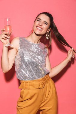 Glamour kadın 20'li yaşlarda şık kıyafeti bardak tutan portresi