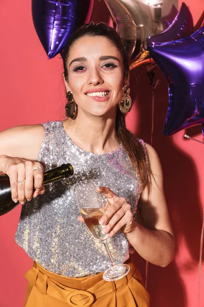 Portret van mooie vrouw 20s in stijlvolle outfit drinken Champagner — Stockfoto