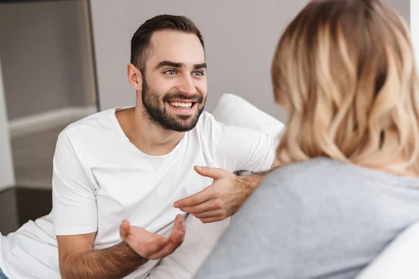 Joven linda pareja amorosa en el interior en casa hablando entre sí . — Foto de Stock