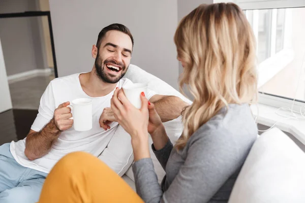 Jovem casal amoroso bonito dentro de casa falando uns com os outros . — Fotografia de Stock