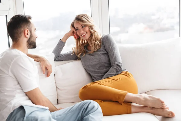 Joven linda pareja amorosa en el interior en casa hablando entre sí . — Foto de Stock