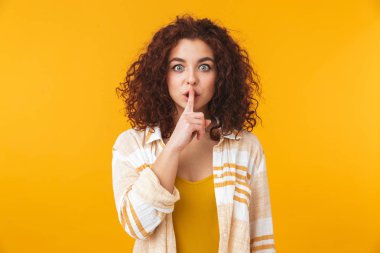 Dizin finge tutan kıvırcık saçlı Kafkas kadın 20'li yaşlarda görüntüsünü