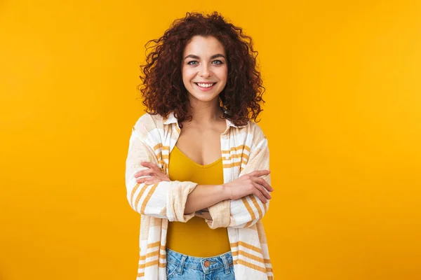 Imagen de mujer joven de 20 años con el pelo rizado sonriendo y de pie wi — Foto de Stock