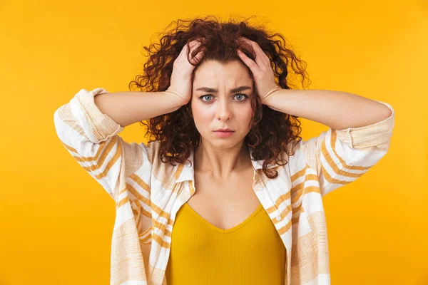 Kıvırcık saçlı kafasını kapma gergin kadın 20'li yaşlarda görüntüsünü