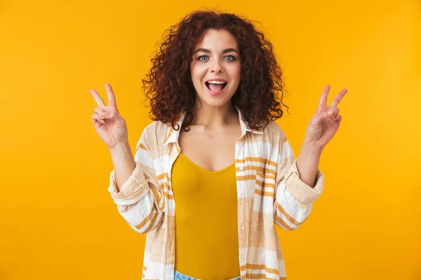 Imagen de mujer alegre de 20 años con el pelo rizado sonriendo y mostrando —  Fotos de Stock