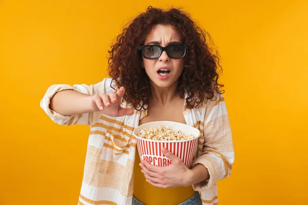 Imagem da mulher animado 20s vestindo óculos 3d segurando bucket sagacidade — Fotografia de Stock