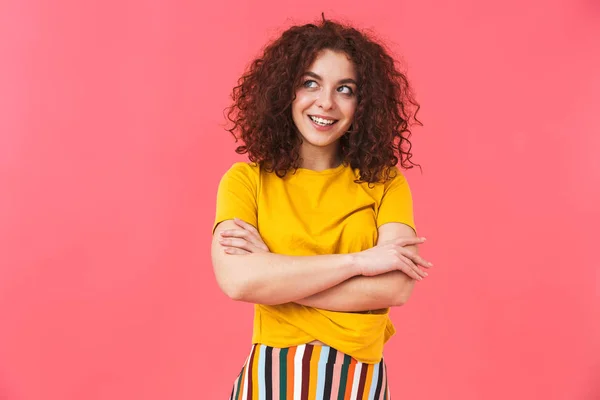 Foto de mujer encantadora de 20 años con el pelo rizado de pie y sonriendo — Foto de Stock