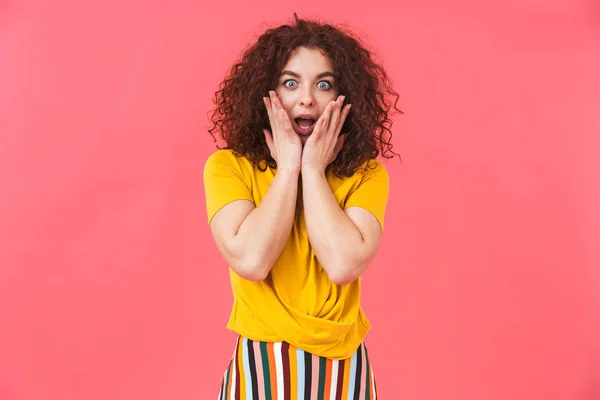 Foto de mulher feliz 20s com cabelo encaracolado sorrindo e tocando fa — Fotografia de Stock