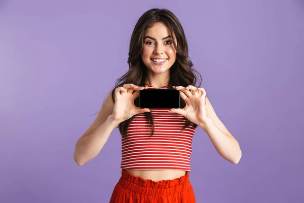 Feliz jovem bonita mulher posando isolado sobre parede de fundo roxo mostrando exibição de telefone móvel . — Fotografia de Stock