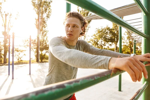 Selbstbewusster junger Sportler macht Übungen — Stockfoto