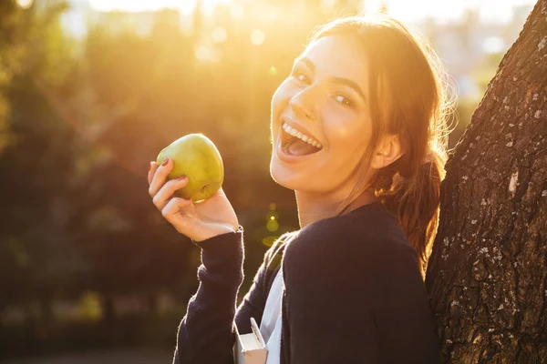 Vacker ung flicka som innehar äpple — Stockfoto