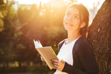 Güzel genç kız tutan kitap