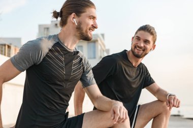 İki ikiz kardeşler plajda egzersizleri yapıyor