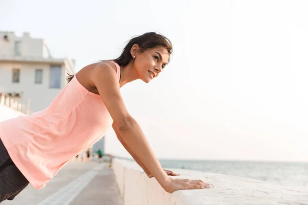 Attraktive junge Fitness-Frau — Stockfoto