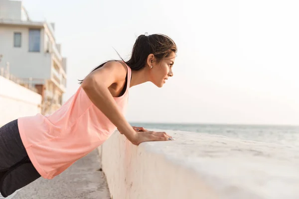 Atractiva joven fitness mujer — Foto de Stock