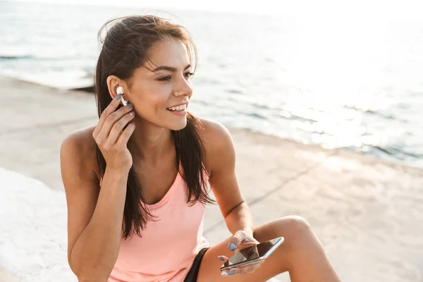 Attraktiv ung Fitness kvinna klädd i sportkläder — Stockfoto