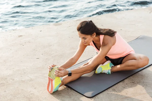 Attraktiv ung Fitness kvinna klädd i sportkläder — Stockfoto