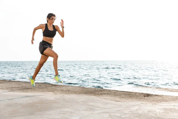 Selbstbewusste junge Sportlerin beim Joggen — Stockfoto