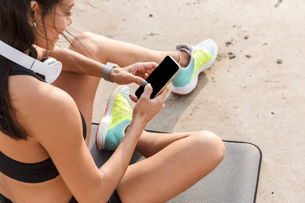 Mulher fitness jovem atraente vestindo roupas esportivas — Fotografia de Stock