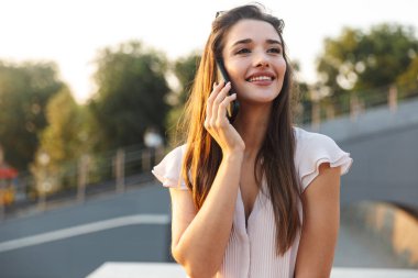 Uzun esmer saç ile güzel güzel genç kadın