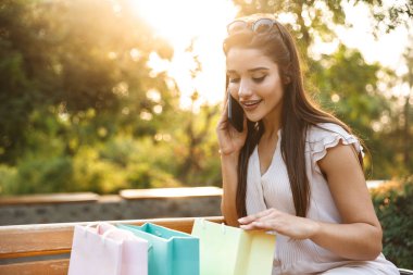 Elbise giyen güzel bir genç kadının portresi