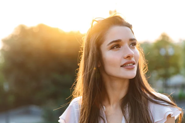 Schöne schöne junge Frau mit langen brünetten Haaren — Stockfoto