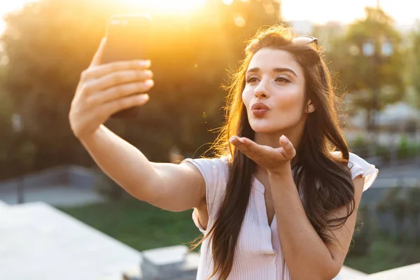 Krásná krásná mladá žena s dlouhými brunetými vlasy — Stock fotografie